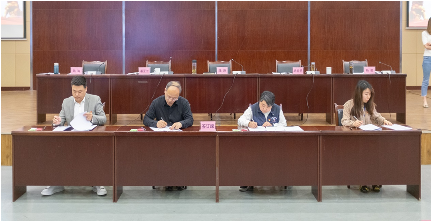 會(huì)展公司組織召開(kāi)黨風(fēng)廉政建設(shè)工作會(huì)暨黨風(fēng)廉政建設(shè)責(zé)任書(shū)、廉潔從業(yè)承諾書(shū)簽訂會(huì)