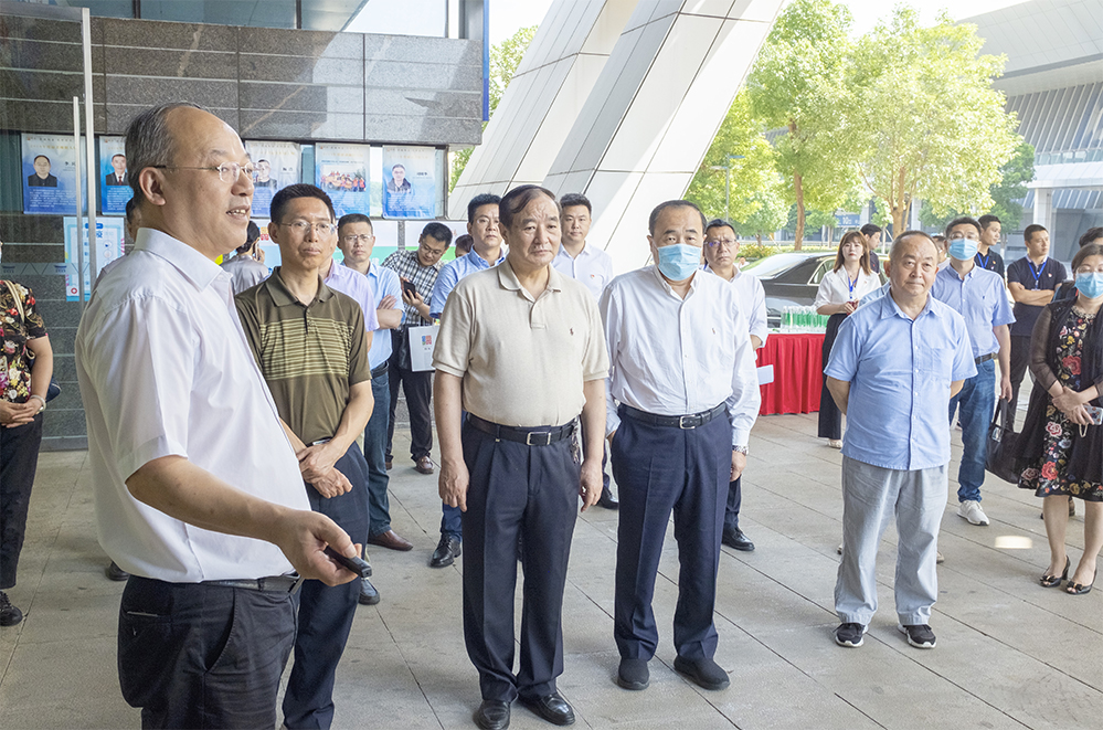 四川省政協(xié)副主席王正榮一行來綿陽國際會展中心調(diào)研