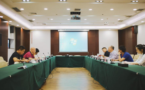 深圳商用顯示系統(tǒng)產(chǎn)業(yè)促進(jìn)會(huì)秘書長(zhǎng)梁毅一行赴綿陽(yáng)會(huì)展中心交流考察